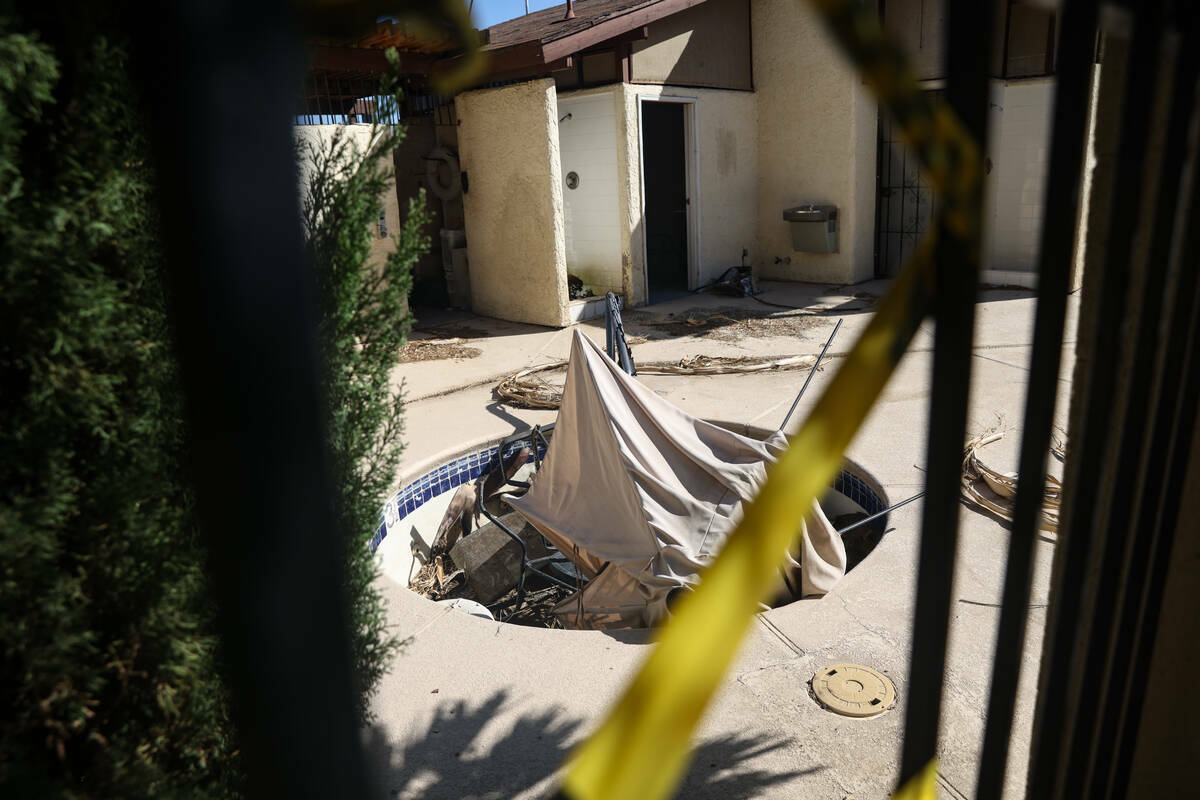 Una bañera de hidromasaje vacía y sin usar en Somerset Park, en Henderson, el martes 27 de ag ...