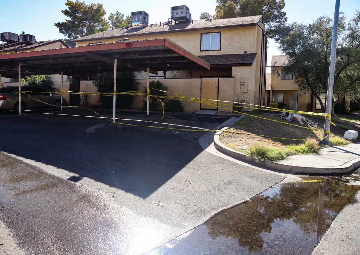 El agua se acumula en la calle en Somerset Park, un vecindario en Henderson, el martes 27 de ag ...