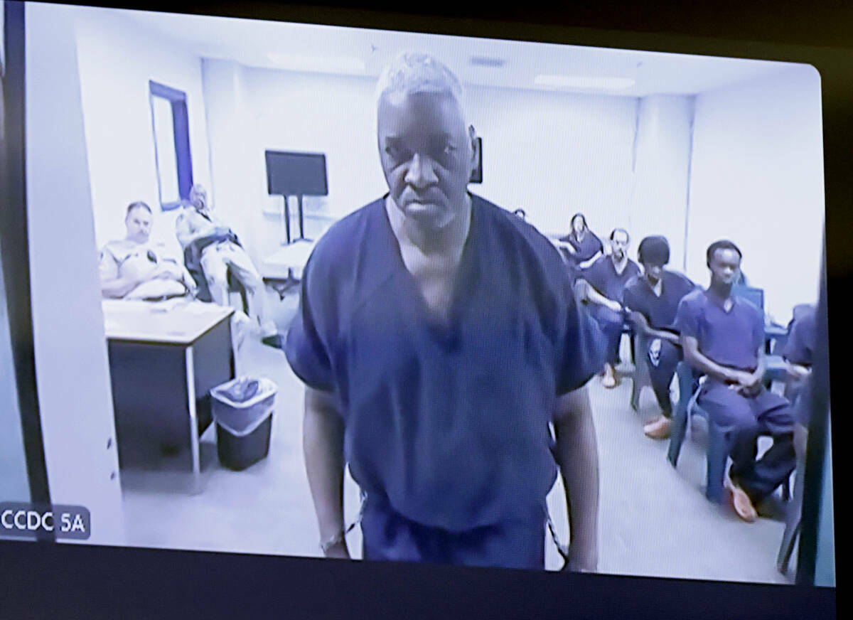 Oris Jones, acusado de matar a su padre, comparece ante el tribunal por videoconferencia en el ...