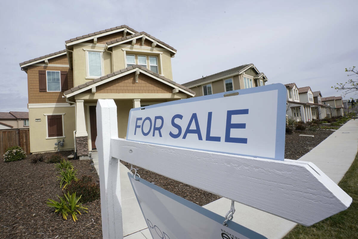 Un cartel de ‘Se vende’ colocado delante de una casa en Sacramento, California, el 3 de mar ...