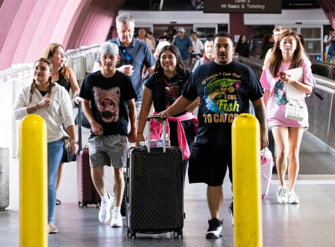 Los pasajeros que llegan se dirigen al estacionamiento y a la zona para tomar viajes compartido ...