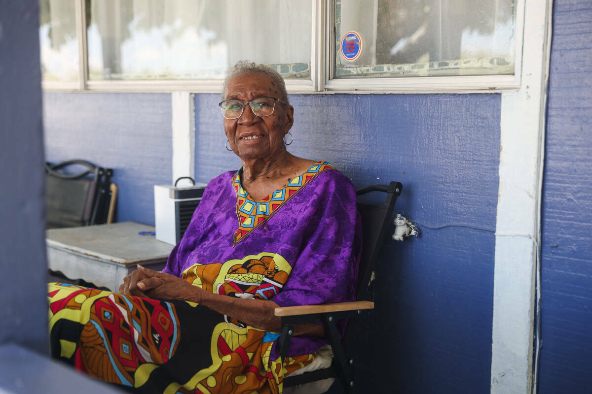 La residente local Annie Walker posa en el porche de su casa en el vecindario de Windsor Park e ...