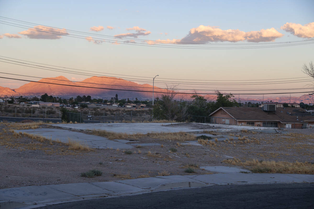 Restos de una vivienda en el vecindario de Windsor Park, en North Las Vegas, el lunes 19 de ago ...