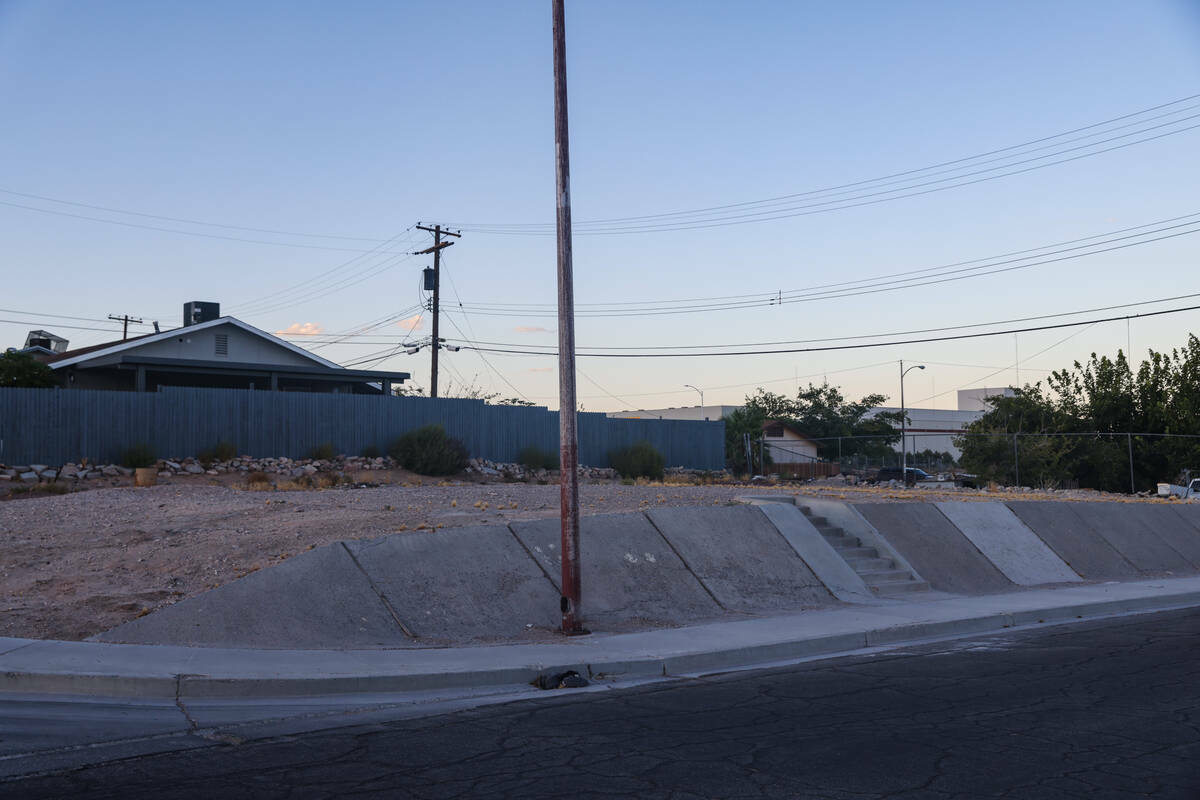 Un terreno baldío donde una vez hubo una casa en el vecindario de Windsor Park en North Las Ve ...