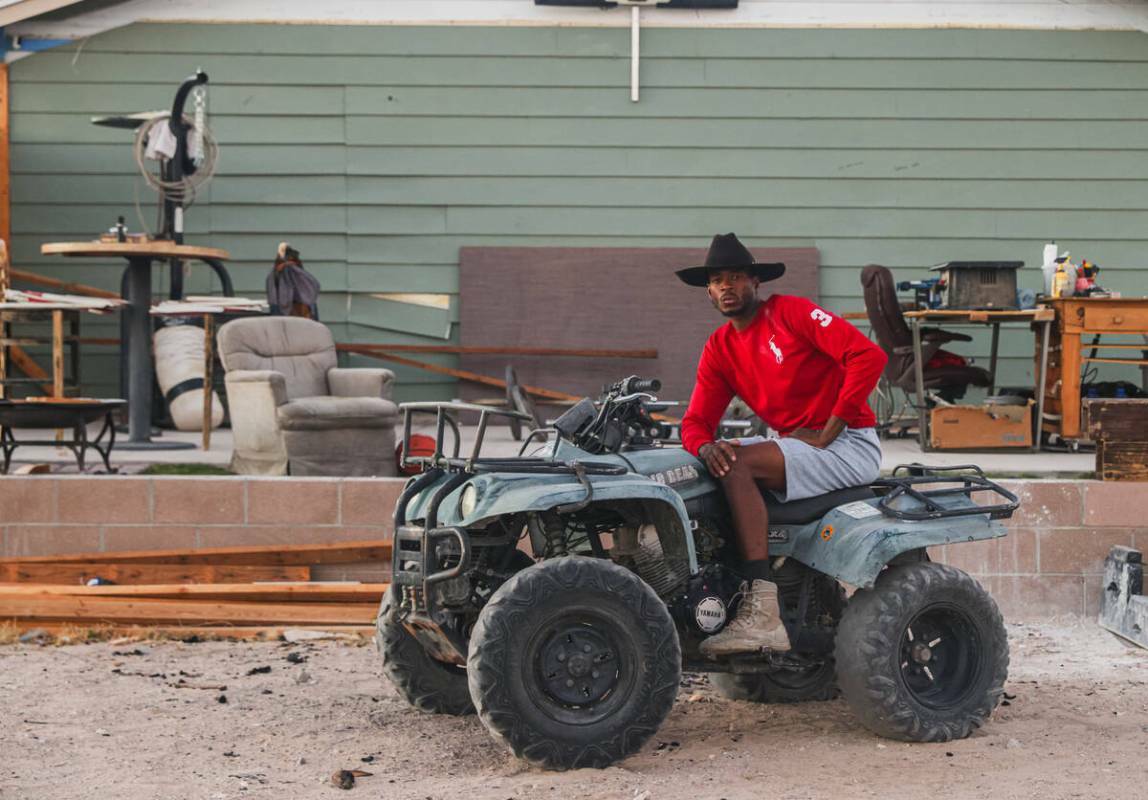 El residente local Burgess Houston III posa en su casa en el vecindario de Windsor Park en Nort ...