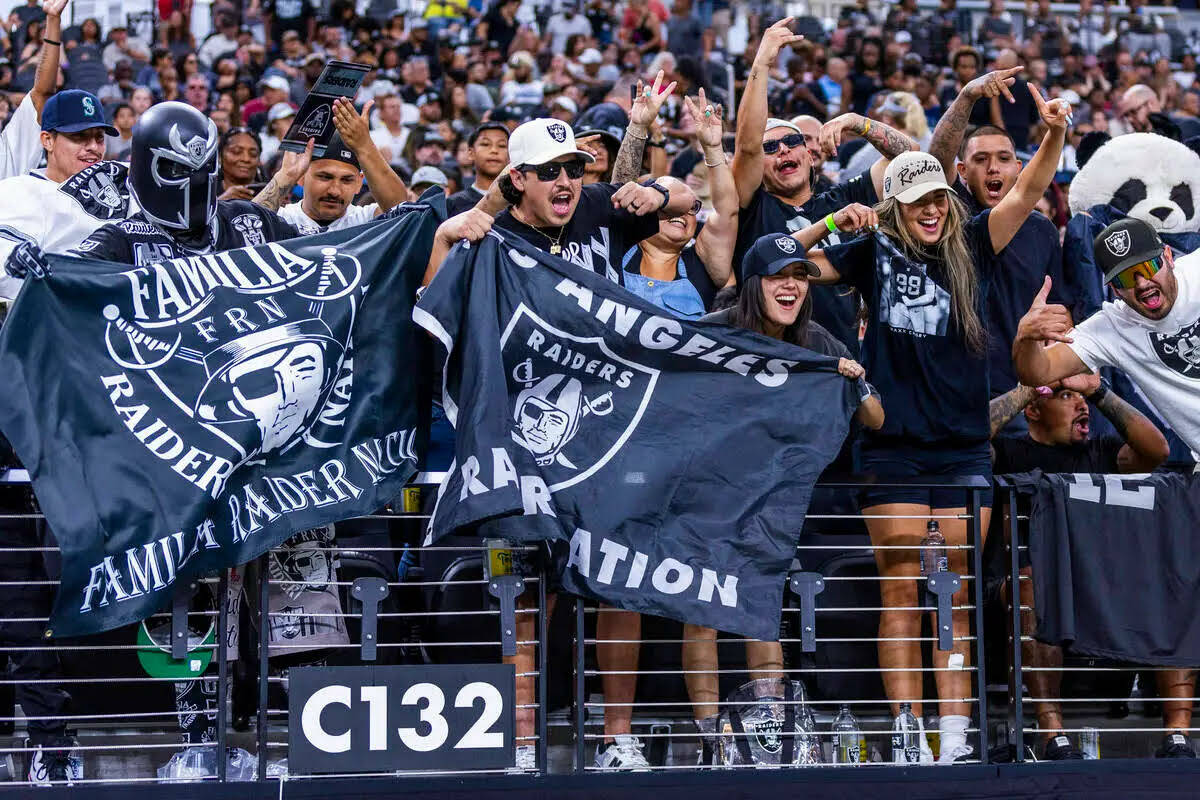 Los fanáticos de los Raiders animan al equipo durante una práctica abierta en Allegiant Stadi ...