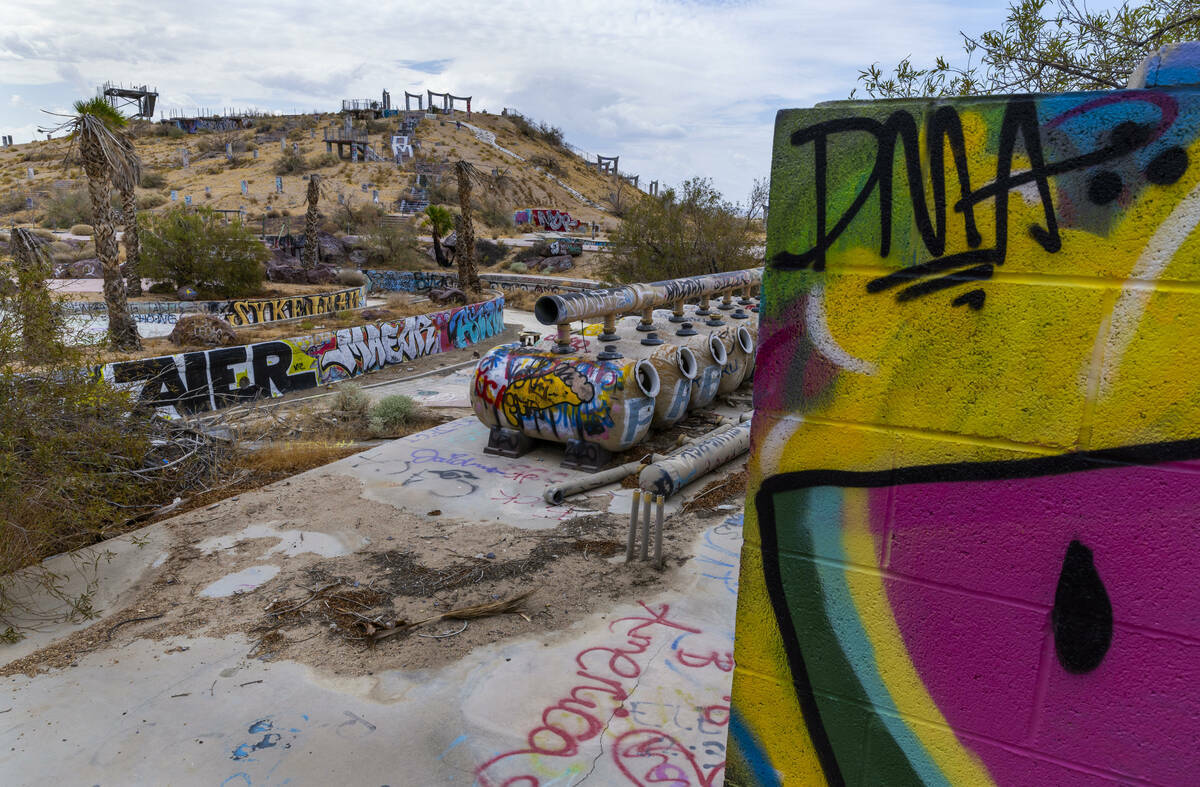 Grafitis cubren la mayoría de las estructuras restantes en el antiguo Rock-A-Hoola Water Park, ...