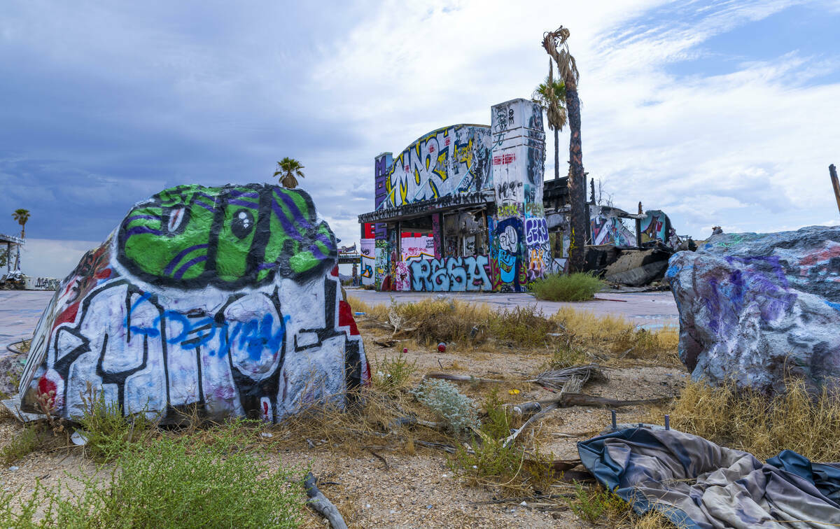 Edificios e incluso rocas están cubiertos de grafitis en el antiguo Rock-A-Hoola Water Park, e ...