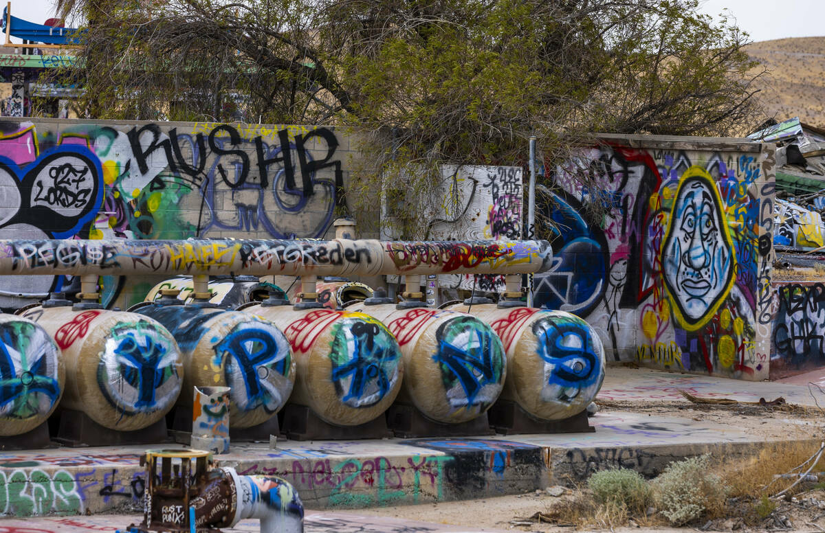 Tanques y exteriores de edificios cubiertos de grafitis en el antiguo Rock-A-Hoola Water Park, ...