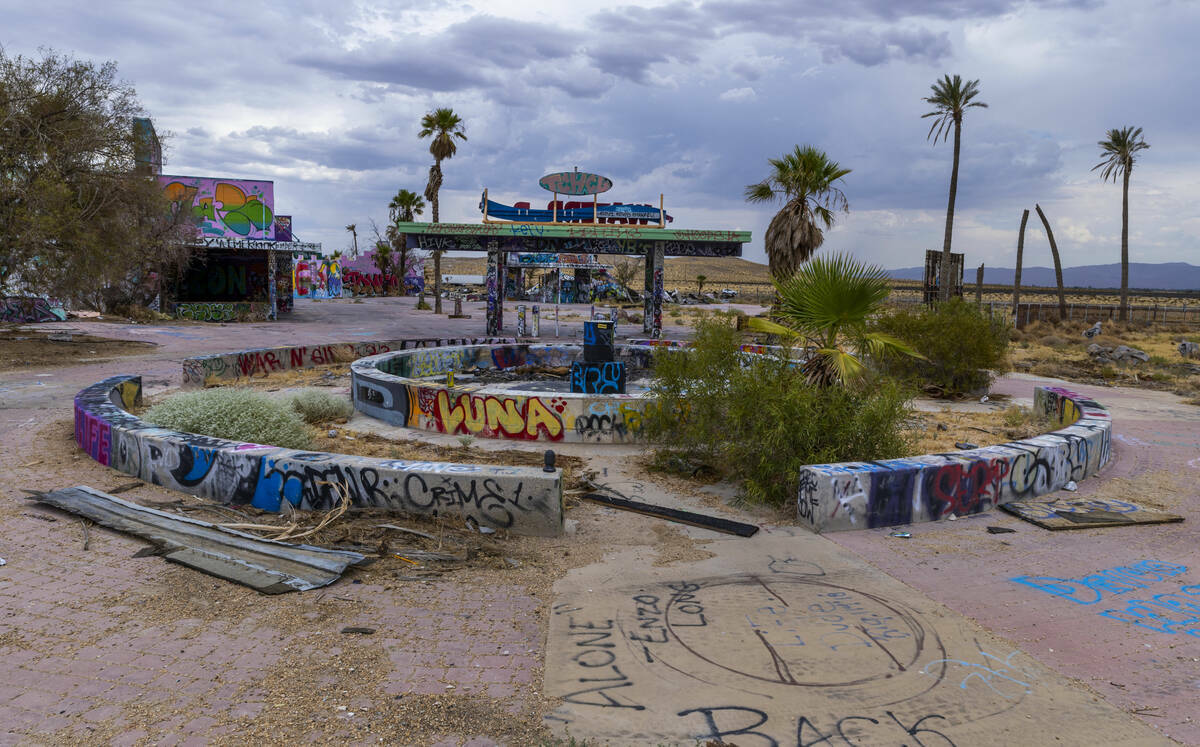 Grafitis cubren la mayoría de las estructuras restantes en el antiguo Rock-A-Hoola Water Park, ...