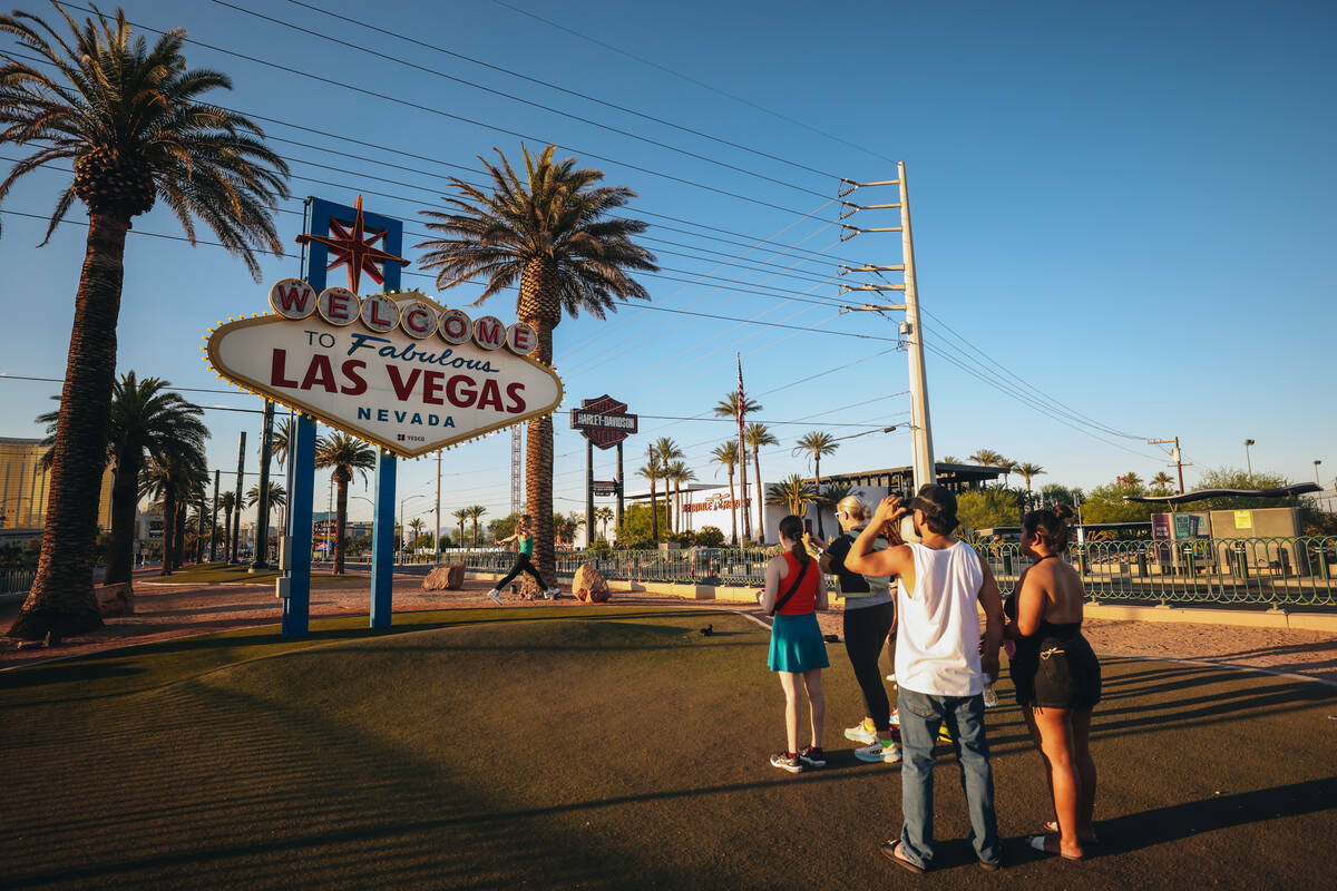 Turistas hacen fila para fotografiarse ante el cartel ‘Welcome to Fabulous Las Vega’» a pe ...