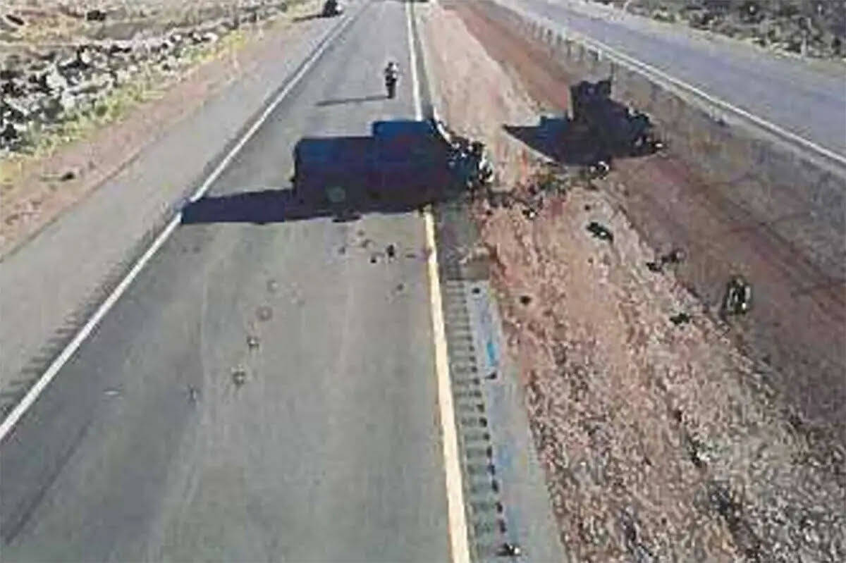 Una foto proporcionada por la Patrulla de Caminos de Nevada muestra la escena de un accidente c ...