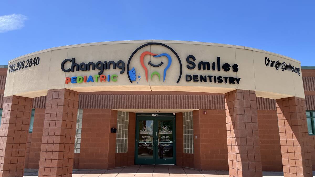 La clínica de odontología pediátrica Changing Smiles está ubicada en 1750 Wheeler Peak Dr. ...