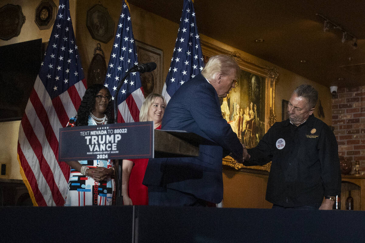 El candidato presidencial republicano y expresidente Donald Trump estrecha la mano del fundador ...