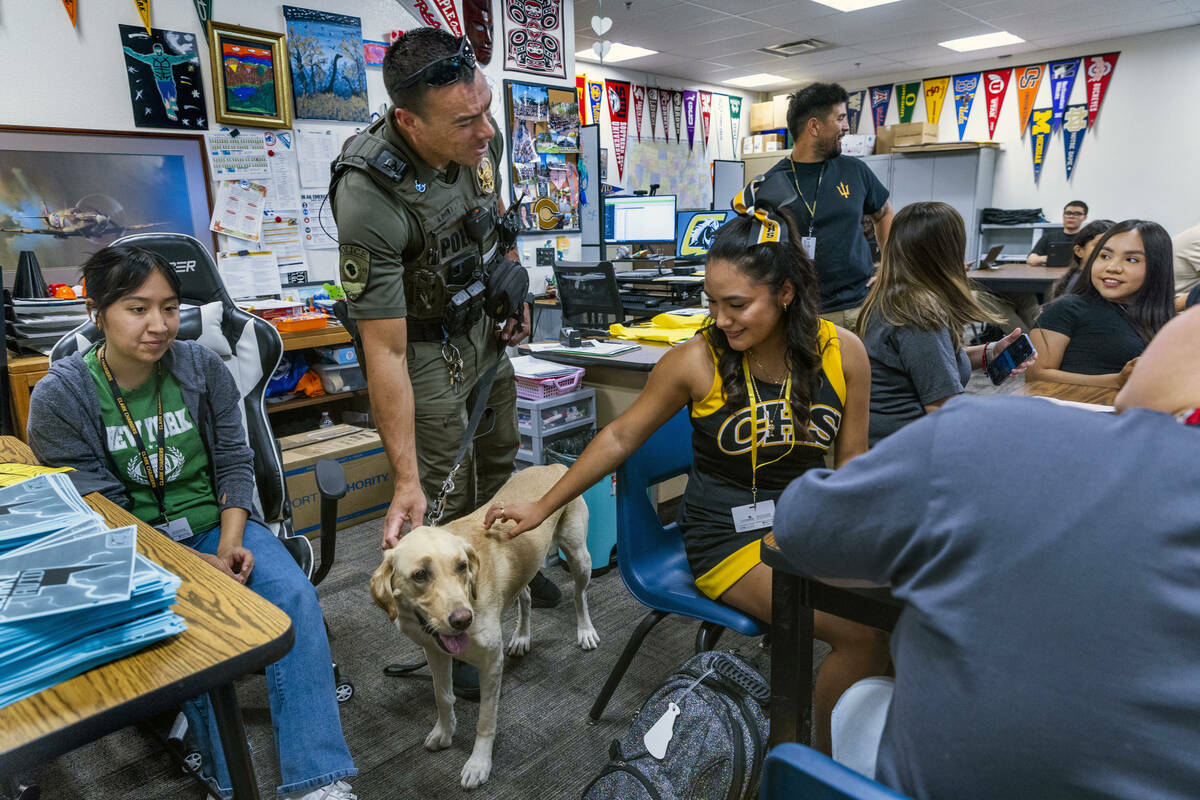 El agente Steven Patty del equipo canino del Distrito Escolar del Condado Clark con su perro de ...