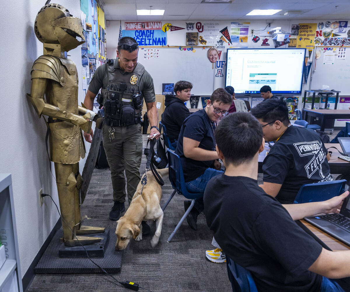 El agente Steven Patty del equipo canino del Distrito Escolar del Condado Clark con su perro de ...