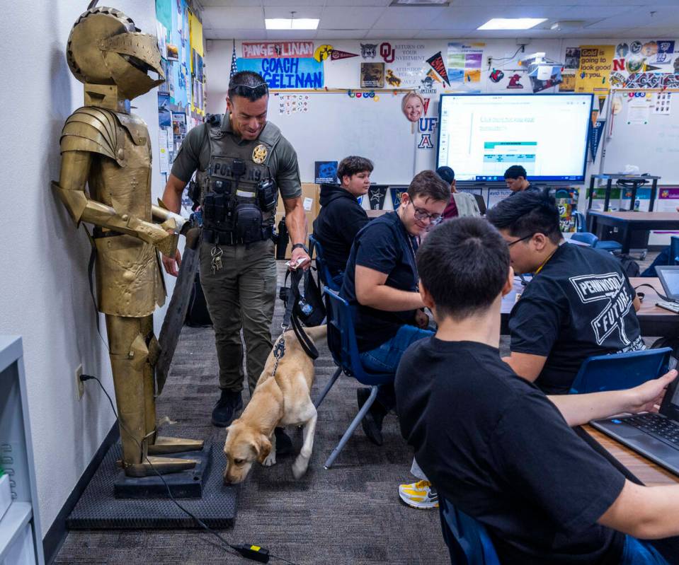 El agente Steven Patty del equipo canino del Distrito Escolar del Condado Clark con su perro de ...