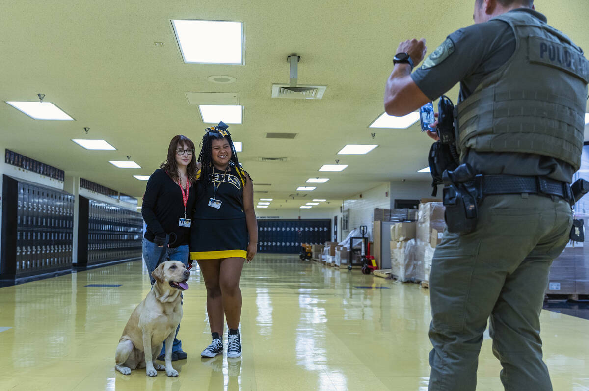 Las estudiantes de Clark High School Jessie Granados y Leila Williams, ambas alumnas de último ...