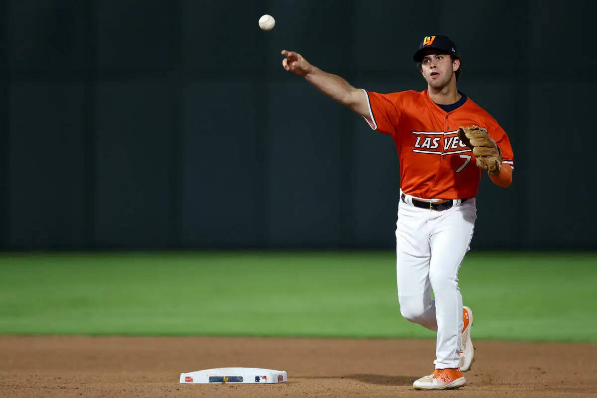 El infielder de los Las Vegas Aviators, Max Muncy (7), lanza a la primera base para un out cont ...