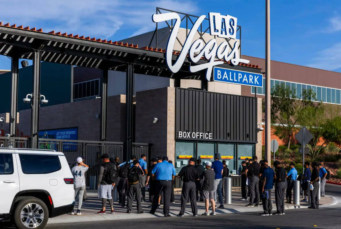 Los participantes se ponen en fila para ingresar al Las Vegas Ballpark para un campamento de Gr ...