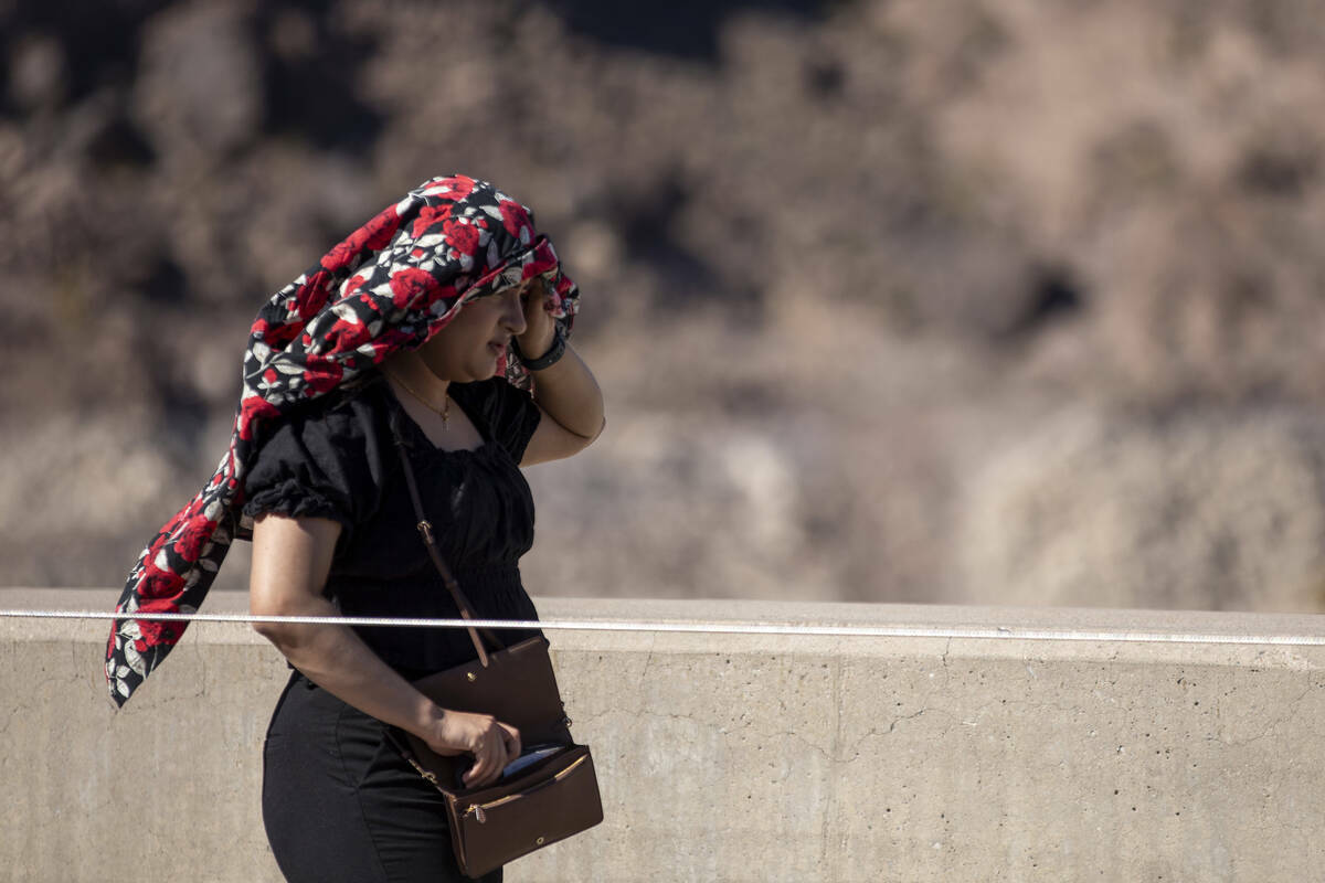 Turistas se dan sombra en la Presa Hoover, el viernes 5 de julio de 2024, en Boulder City. (Dan ...