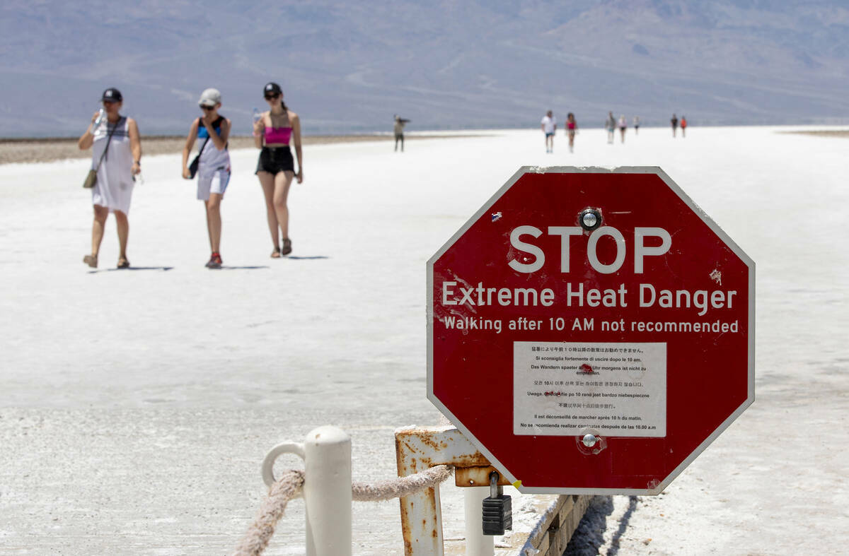 ARCHIVO – Un letrero de alto advierte a los turistas del calor extremo en Badwater Basin, el ...