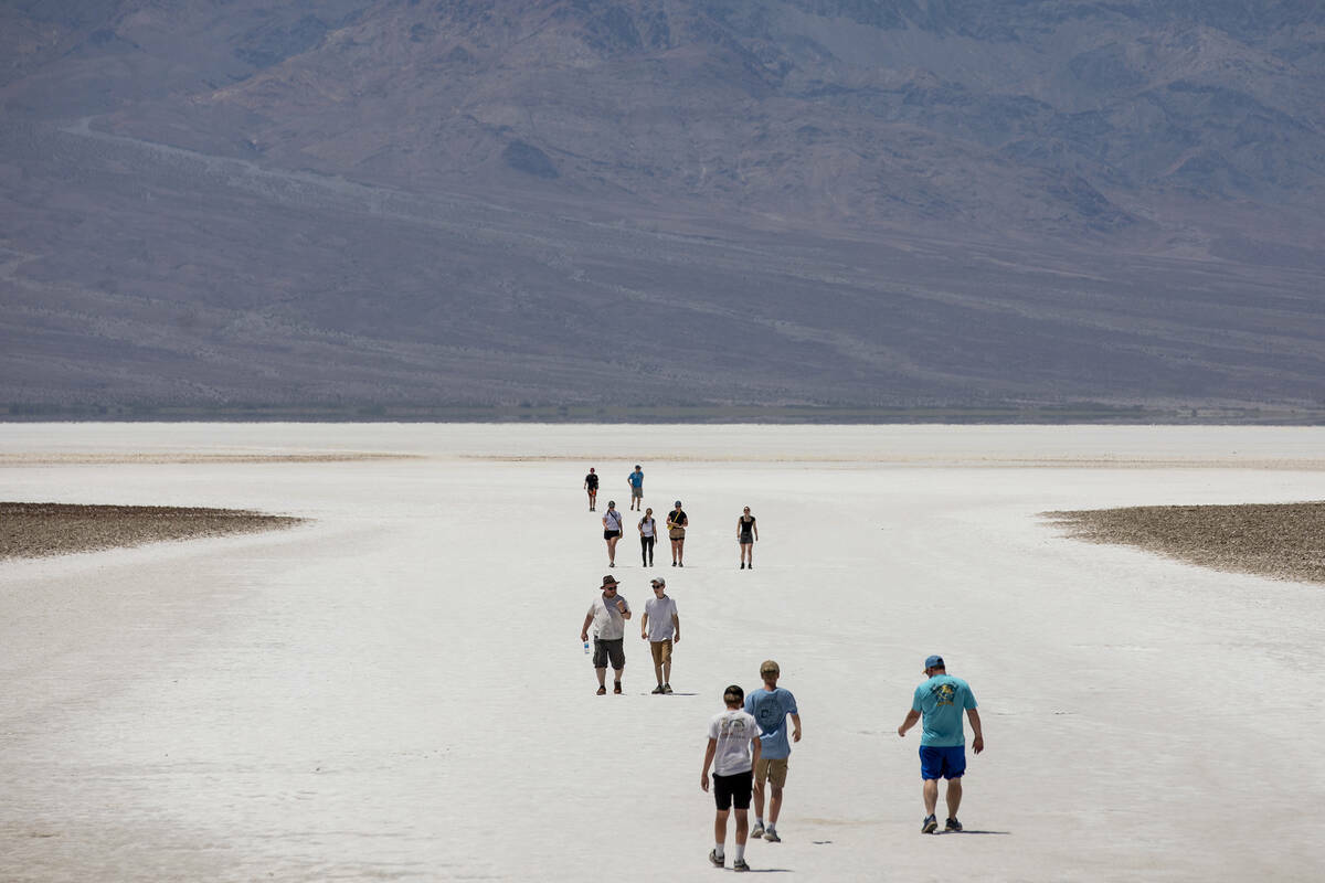 Turistas visitan la cuenca de Badwater el lunes 8 de julio de 2024, en el Death Valley National ...