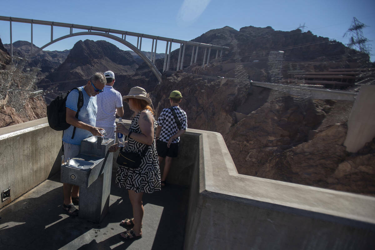 Turistas llenan sus contenedores de agua en la Presa Hoover, el viernes 5 de julio de 2024, en ...