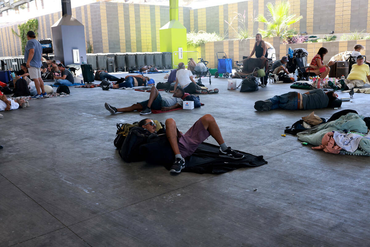 Personas combaten el calor con nebulizadores y sombra en el Courtyard Homeless Resource Center, ...