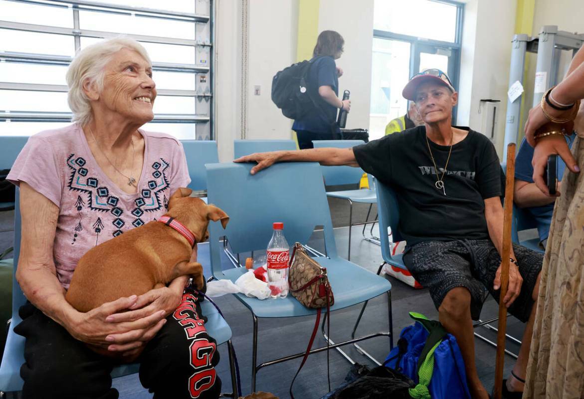 Esther Davis, de 72 años, a la izquierda, y Woodie Colbert, de 64, combaten el calor en una es ...