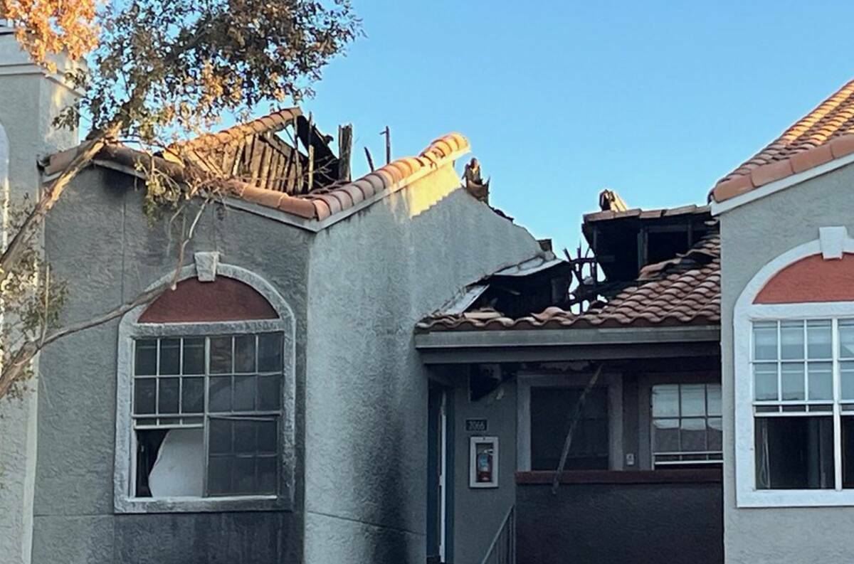 El complejo Bella Solara Apartment, en Las Vegas, visto después de un incendio el domingo 1 de ...