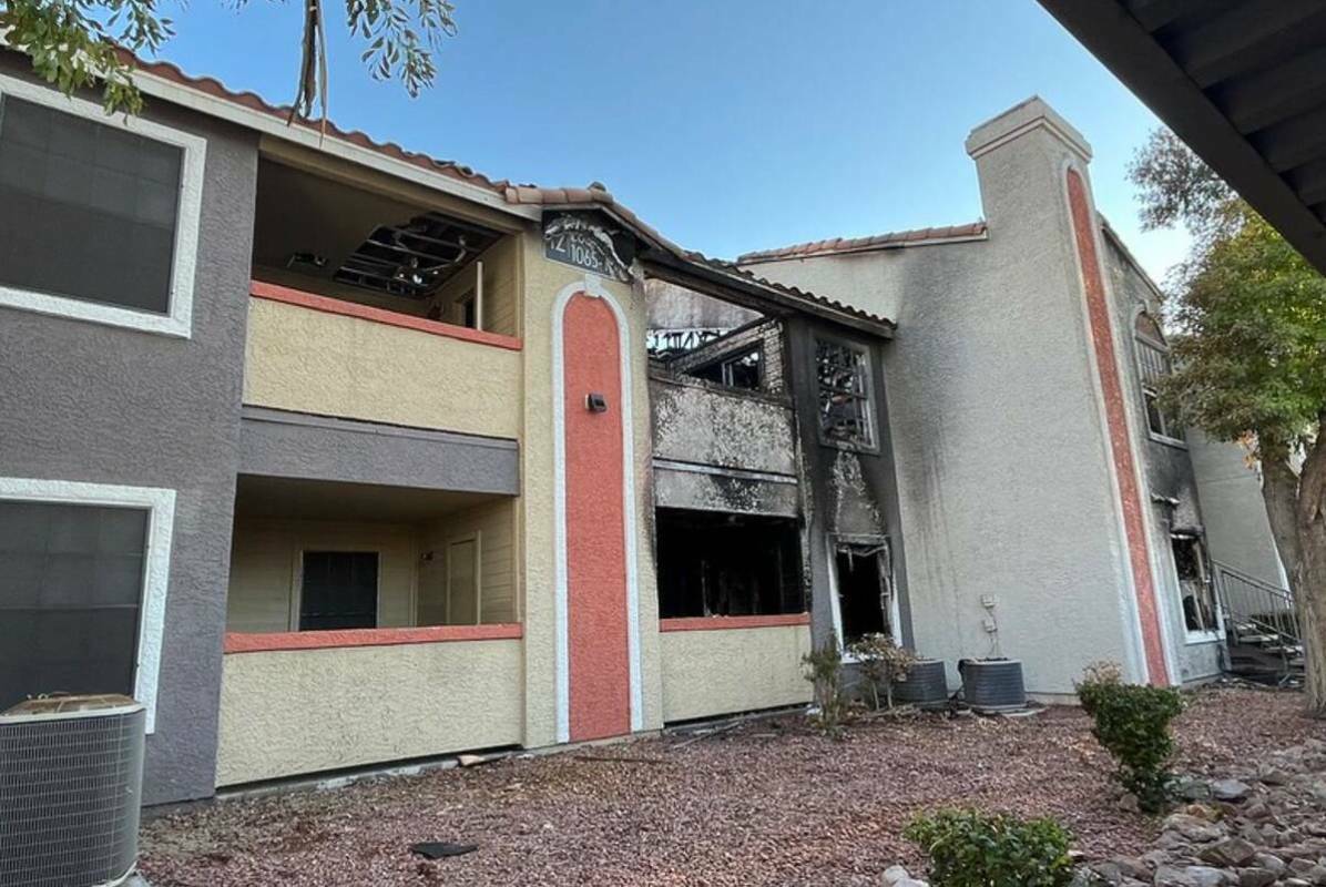 El complejo Bella Solara Apartment, en Las Vegas, visto después de un incendio el domingo 1 de ...