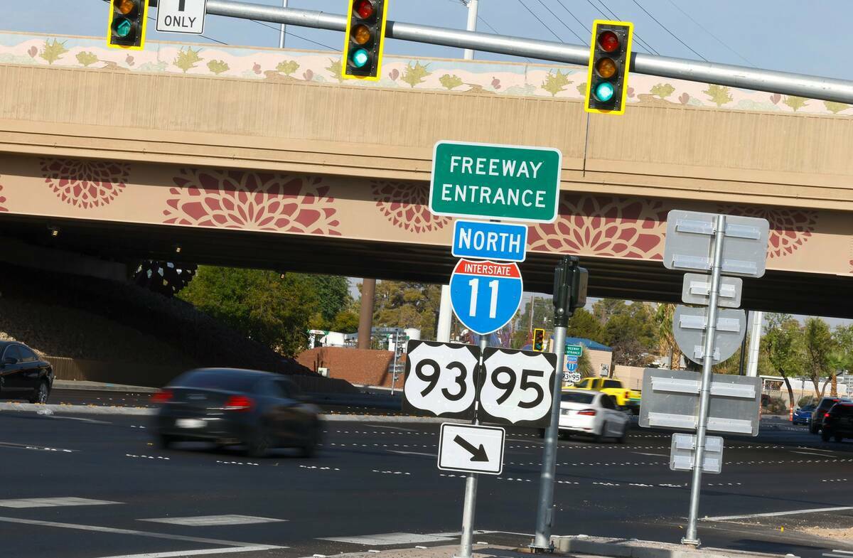 Letreros de las U.S. 93 y 95 vistos mientras automovilistas se desplazan por Charleston Bouleva ...