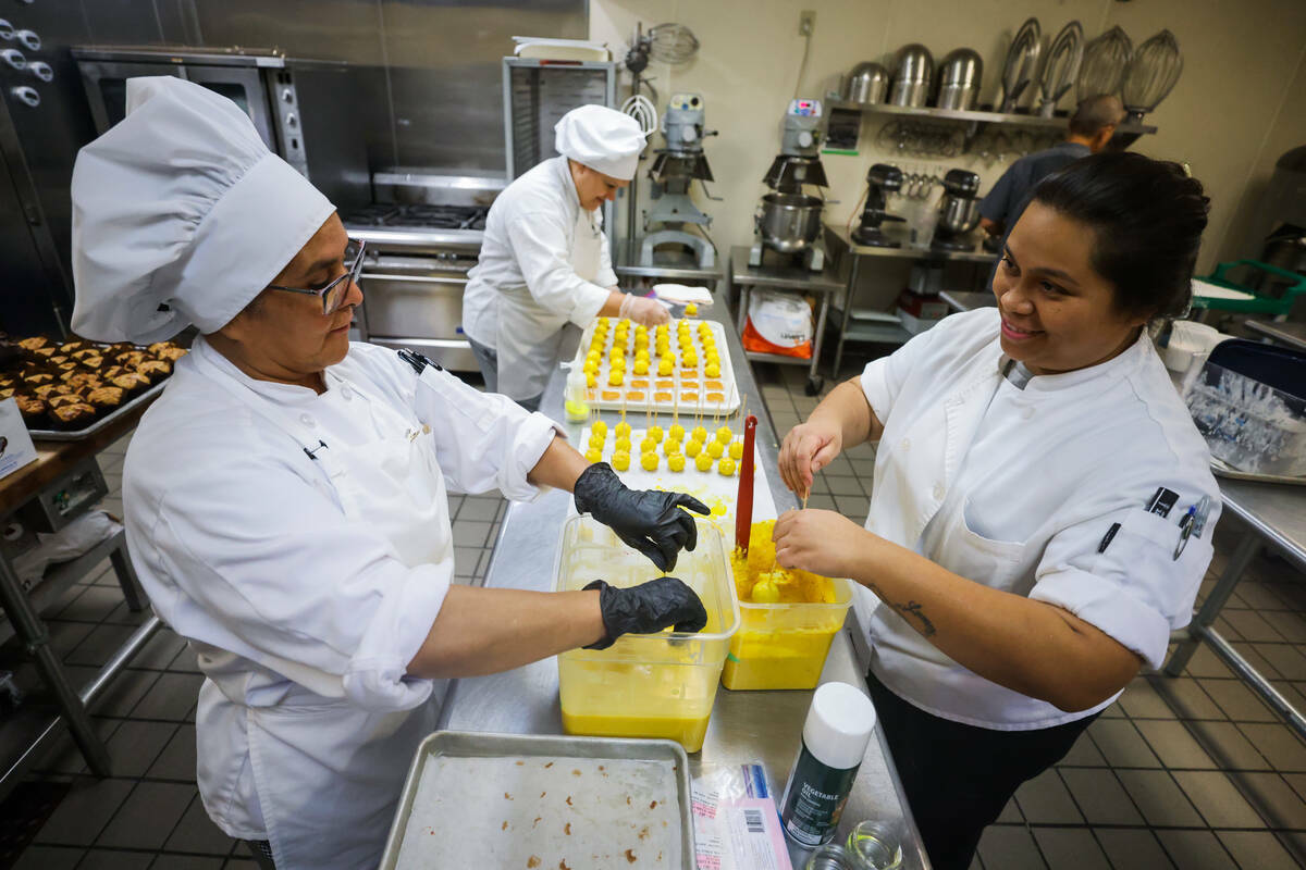 Estudiantes decoran dulces en la Culinary Academy of Las Vegas, el viernes 19 de julio de 2024, ...