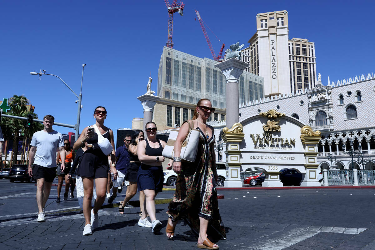 Peatones pasan por delante de The Venetian y Palazzo, el martes 20 de agosto de 2024, en el Str ...