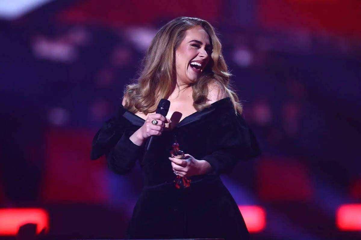 Adele en el escenario, al aceptar el premio al Álbum del Año en los Brit Awards 2022 en Londr ...