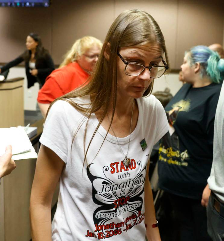 Mellisa Ready, la madre de Jonathan Lewis, con una camiseta de ‘Stand with Jonathan’, sale ...