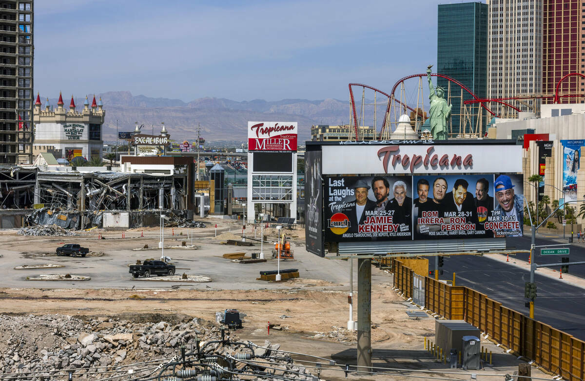 Parte de los letreros del Tropicana permanecen mientras GGG Demolition, Inc., continúa la deco ...