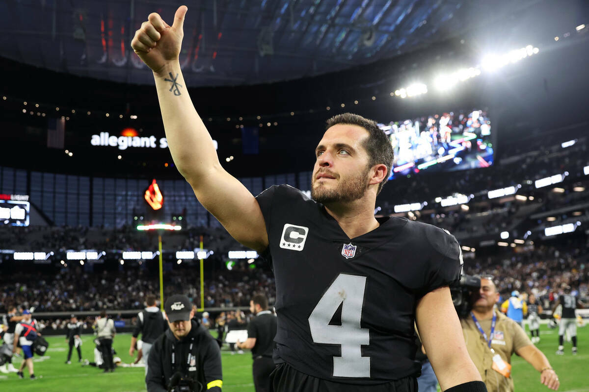 El quarterback de los Raiders, Derek Carr (4), camina por el campo tras ganar 27-20 a Los Angel ...