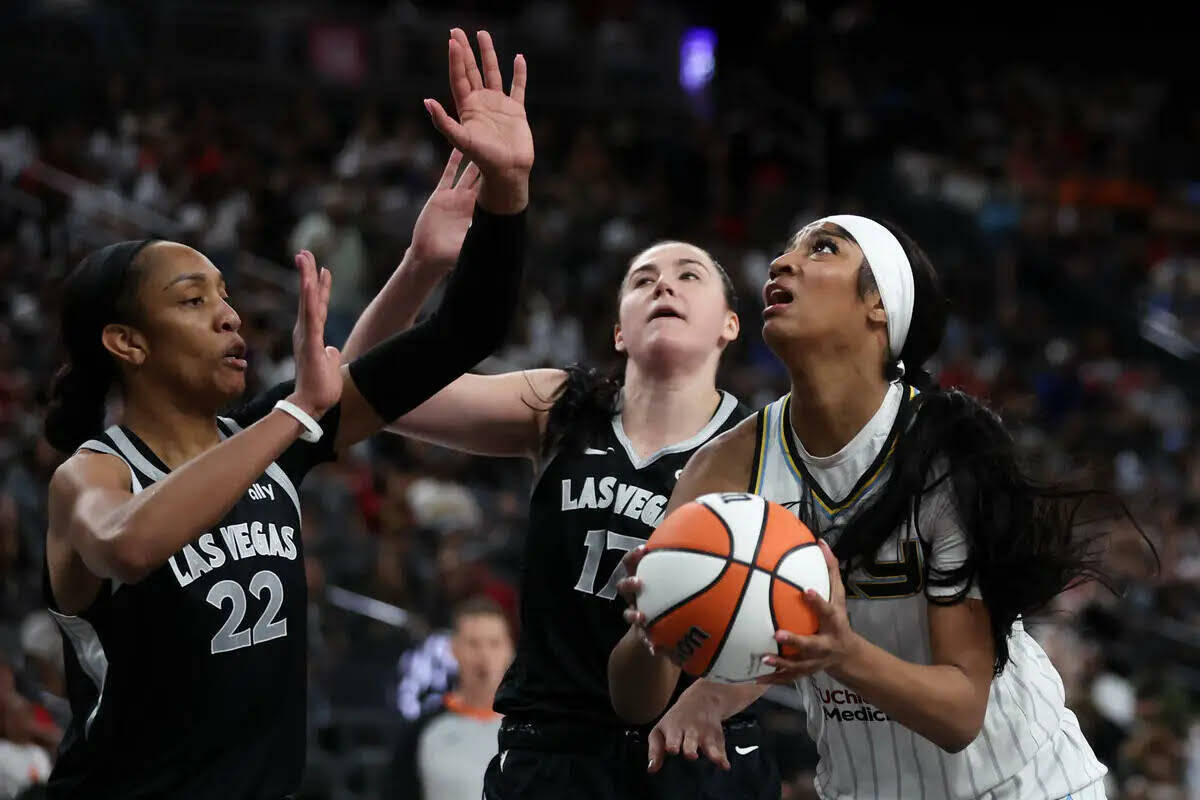 La alera de Chicago Sky, Angel Reese, a la derecha, lanza contra la pívot de Las Vegas Aces, A ...