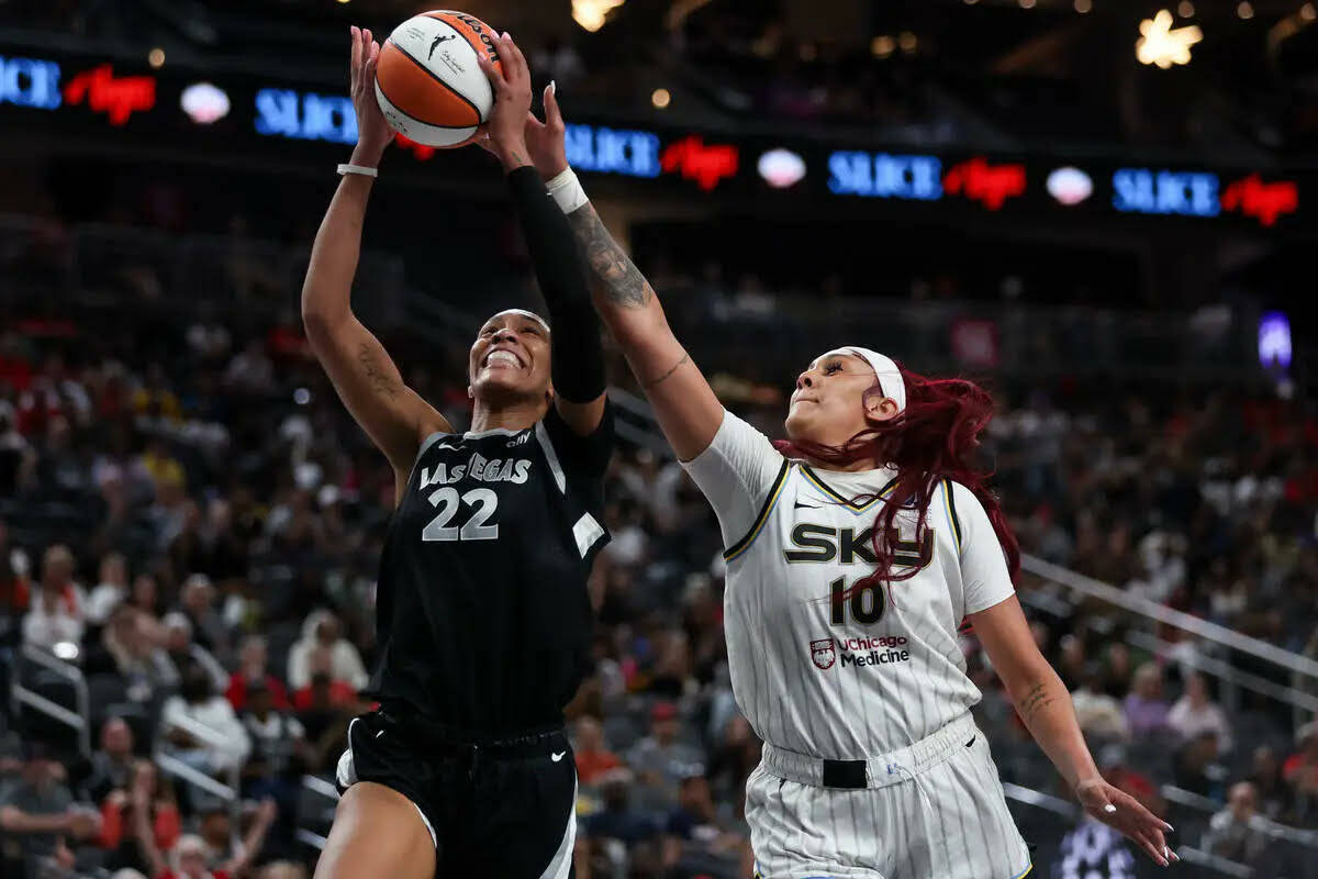 La pívot de Las Vegas Aces, A'ja Wilson (22), lanza y recibe una falta de la pívot de Chicago ...