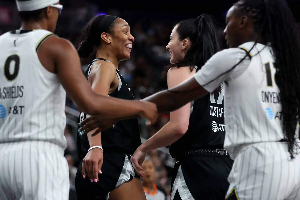 La pívot de Las Vegas Aces, A'ja Wilson, centro izquierda, y la pívot Megan Gustafson, centro ...