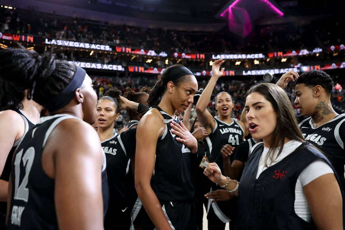 La pívot de Las Vegas Aces, Megan Gustafson (17), celebra tras anotar durante la primera mitad ...