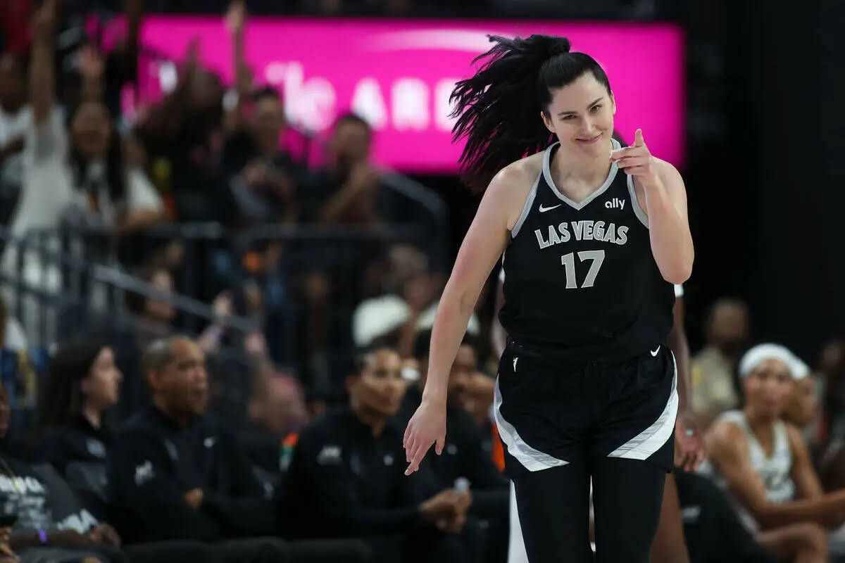 La pívot de Las Vegas Aces, Megan Gustafson (17), celebra tras anotar durante la primera mitad ...