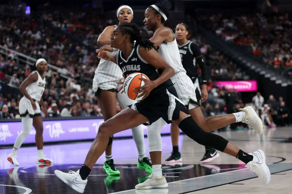 La escolta de Las Vegas Aces, Tiffany Hayes (15), se dirige hacia la canasta contra la alera de ...