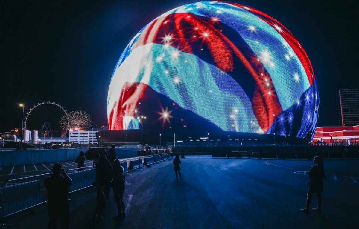 Espectadores observan la Sphere, el jueves 4 de julio de 2024, en Las Vegas. (Madeline Carter/L ...