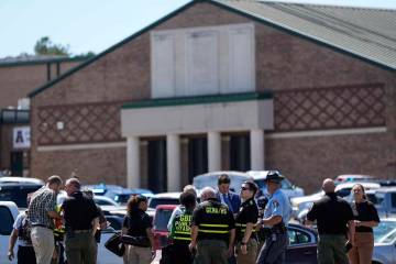 Policías se reúnen afuera de Apalachee High School después de un tiroteo en la escuela, el m ...