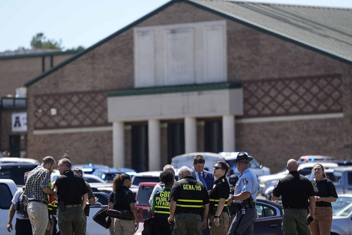 Policías se reúnen afuera de Apalachee High School después de un tiroteo en la escuela, el m ...