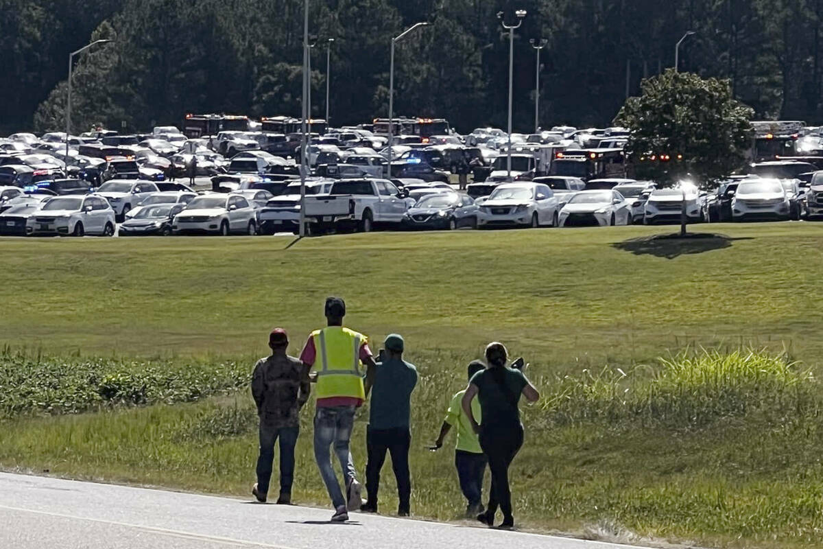 Estudiantes son evacuados al estadio de fútbol americano después de que el campus de Apalache ...