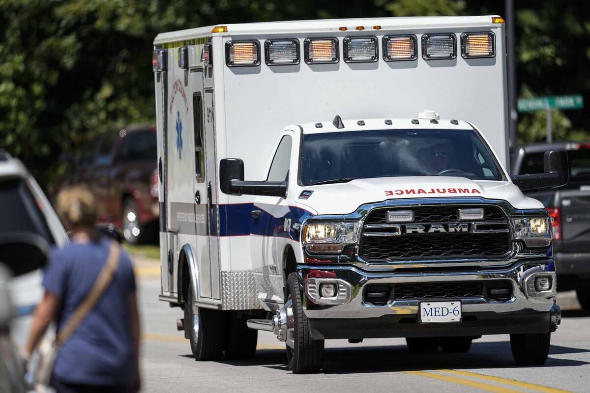 Una ambulancia sale de Apalachee High School después de un tiroteo en la escuela, el miércole ...